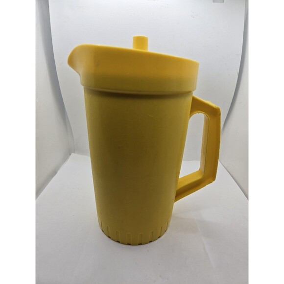 Tupperware 1 Quart Yellow Pitcher Push Button Lid Vintage Handle rough - Picture 1 of 9